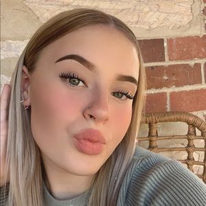 Meet your Posher, Elyssa